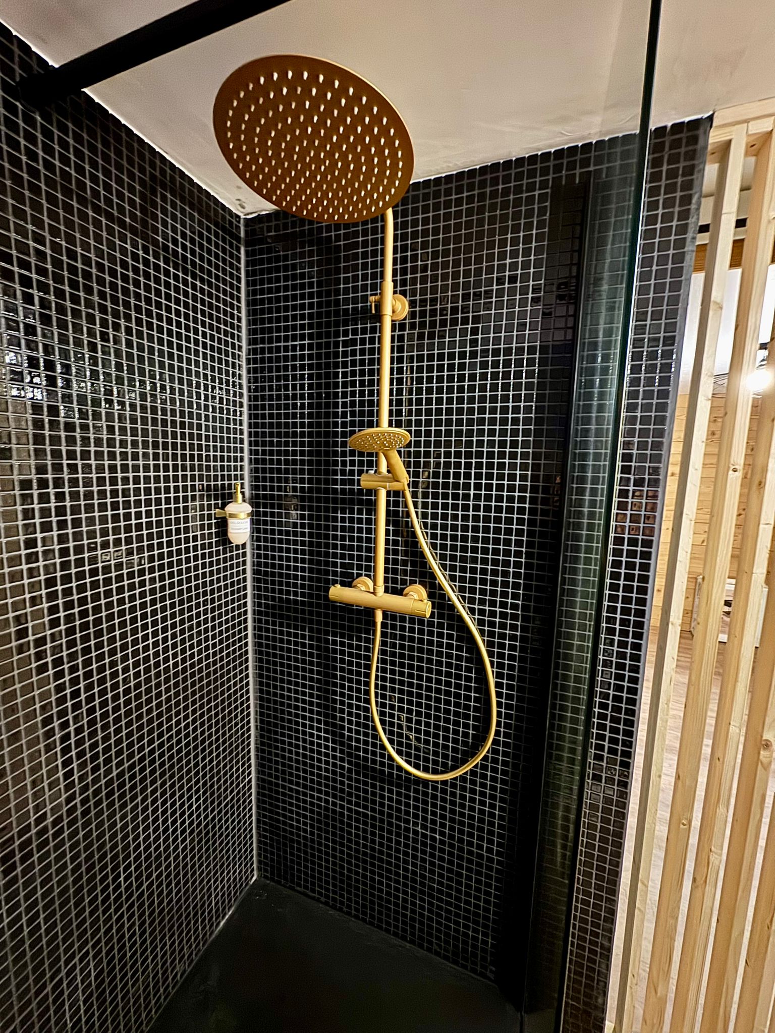Douche italienne spacieuse en pierre