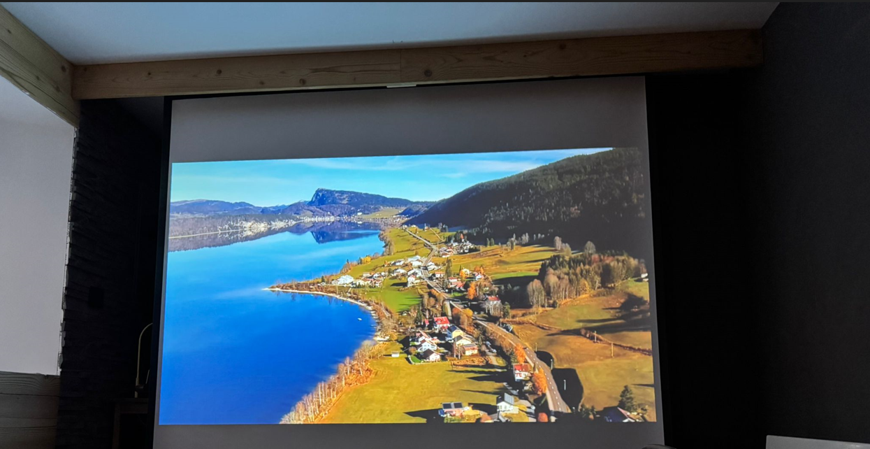 Écran de cinéma déroulé dans la chambre